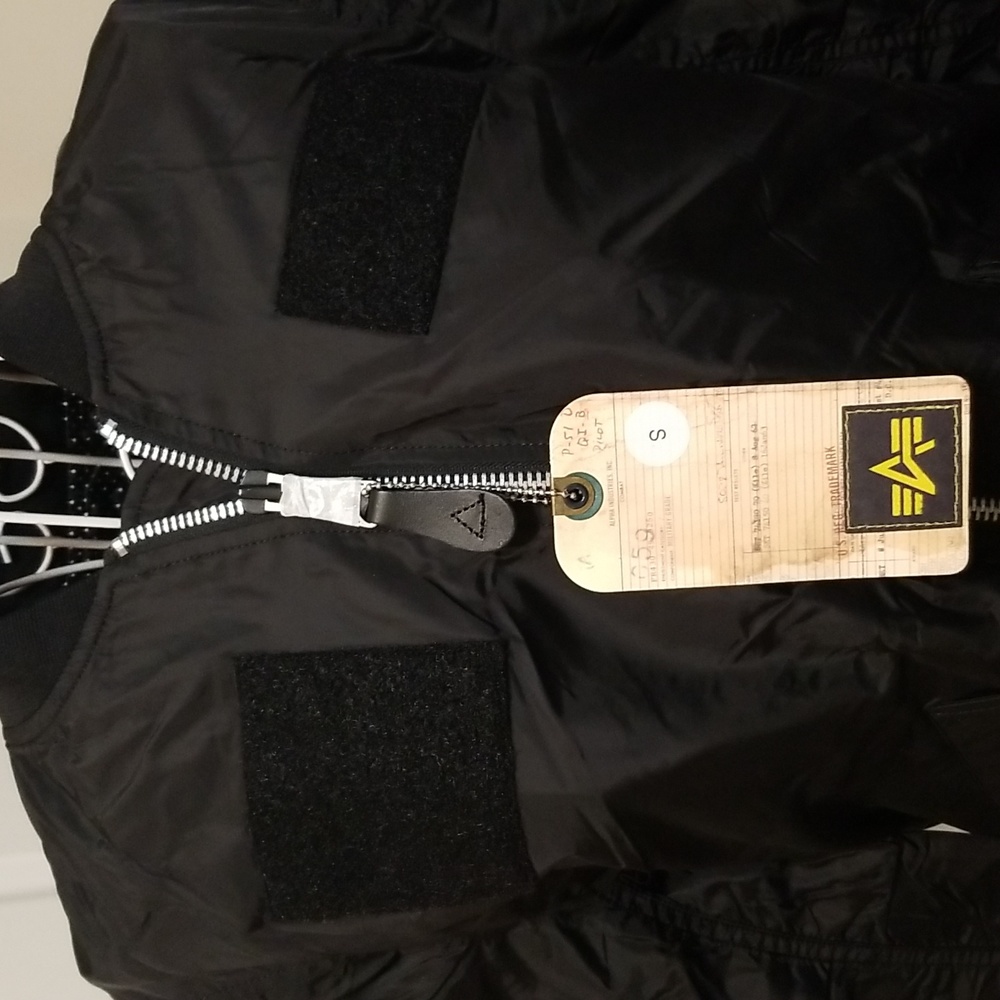 AT EASE❣️Women's black Alpha Industries coat. Size small - Picture 4 of 10